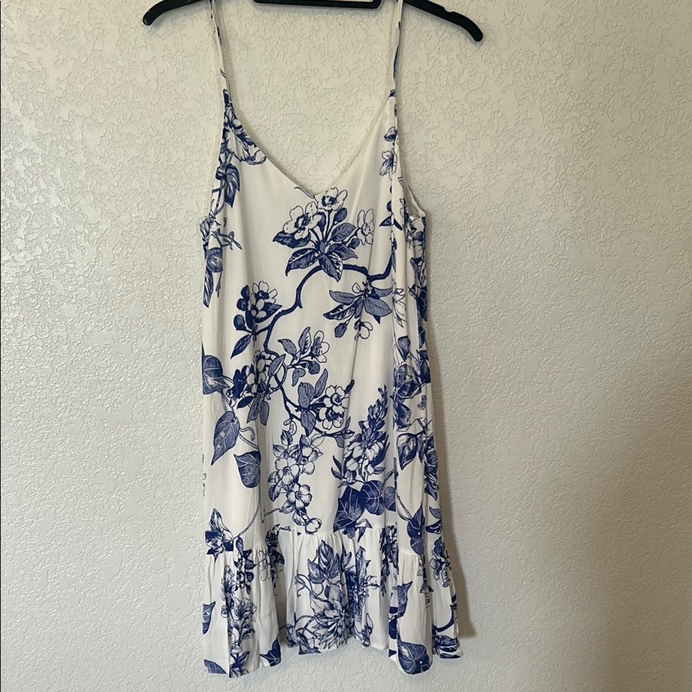 NWT- Lulus Floral Blue and White Women's shift dress